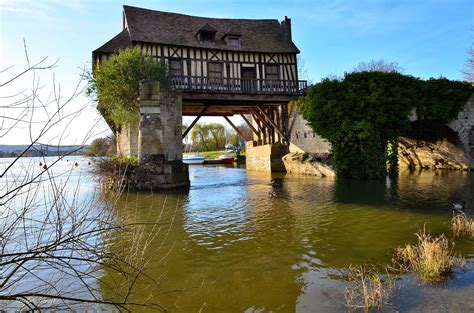 houses built on bridges