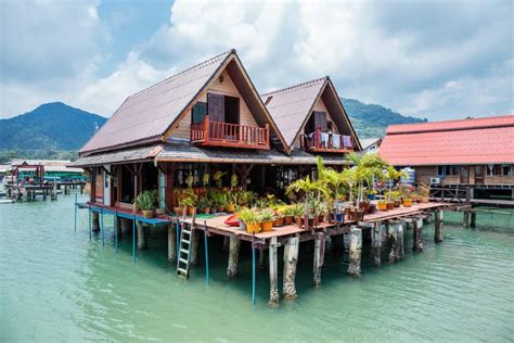 houses built on stilts